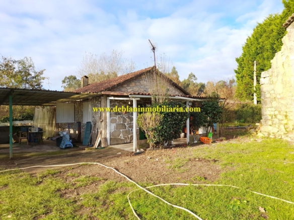 TERRENO DE 2.200 M2 CON DOS CASAS DE PIEDRA A REHABILTAR