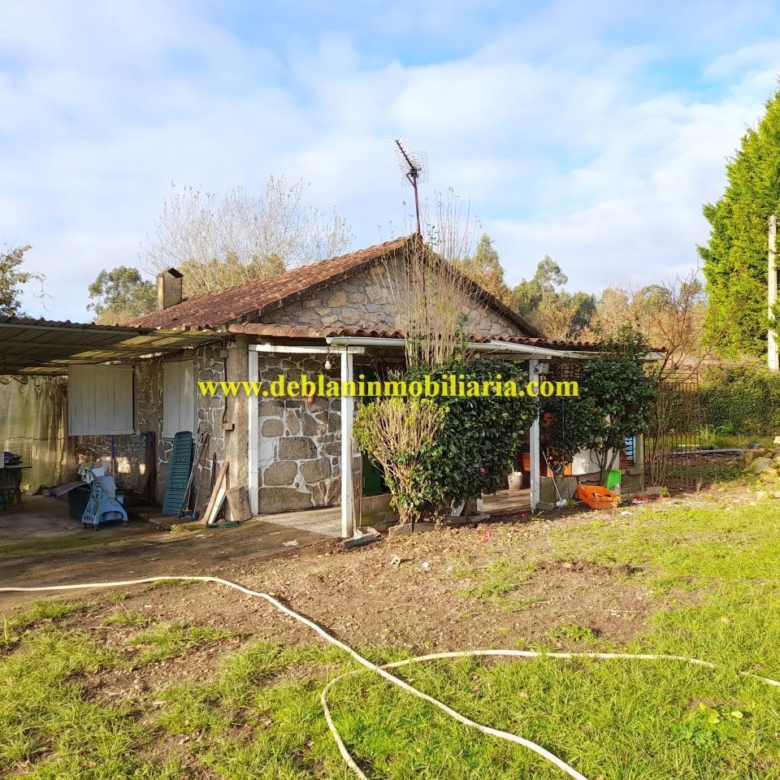 TERRENO DE 2.200 M2 CON DOS CASAS DE PIEDRA A REHABILTAR
