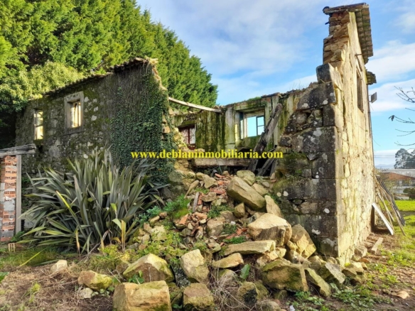 TERRENO DE 2.200 M2 CON DOS CASAS DE PIEDRA A REHABILTAR