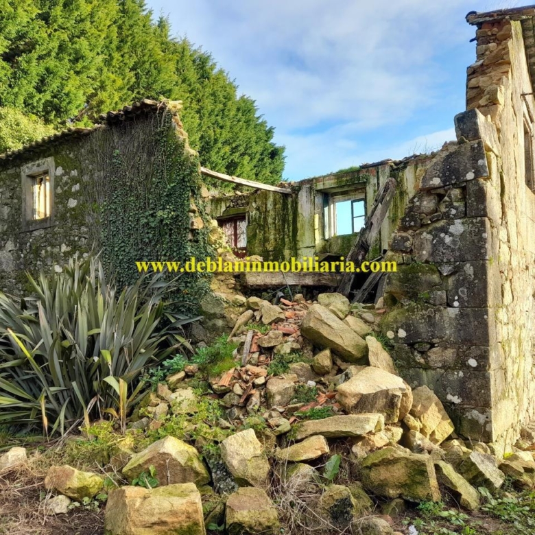 TERRENO DE 2.200 M2 CON DOS CASAS DE PIEDRA A REHABILTAR