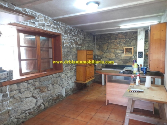 TERRENO DE 2.200 M2 CON DOS CASAS DE PIEDRA A REHABILTAR