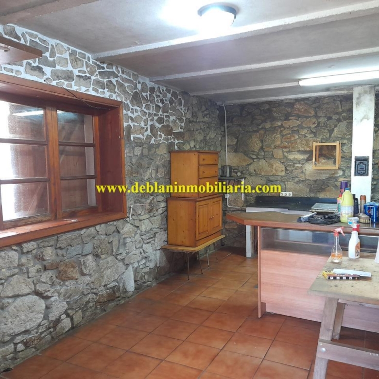 TERRENO DE 2.200 M2 CON DOS CASAS DE PIEDRA A REHABILTAR