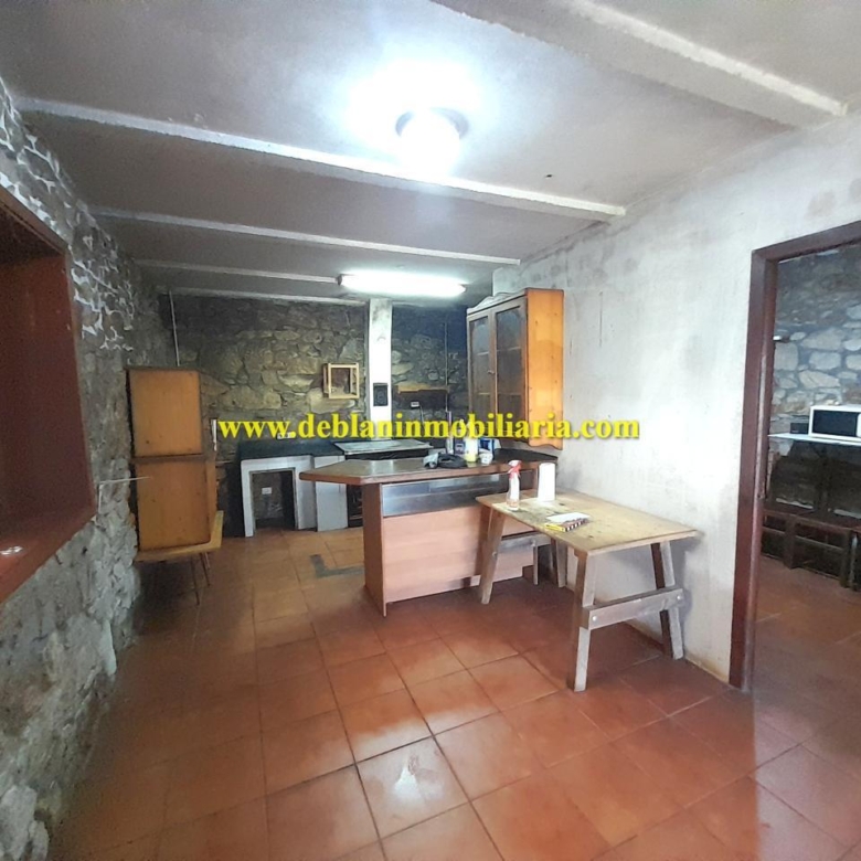 TERRENO DE 2.200 M2 CON DOS CASAS DE PIEDRA A REHABILTAR