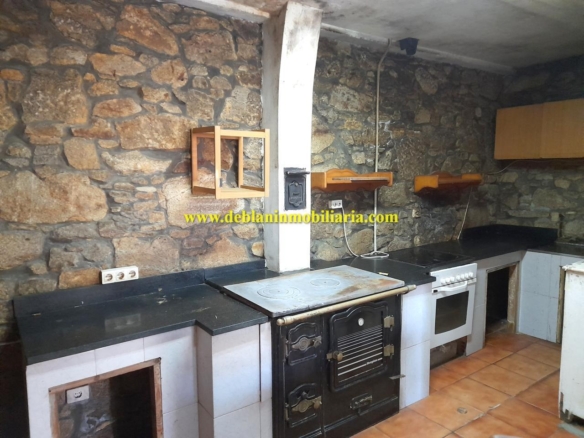 TERRENO DE 2.200 M2 CON DOS CASAS DE PIEDRA A REHABILTAR