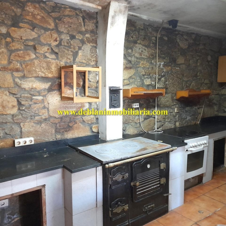 TERRENO DE 2.200 M2 CON DOS CASAS DE PIEDRA A REHABILTAR