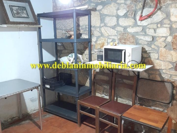 TERRENO DE 2.200 M2 CON DOS CASAS DE PIEDRA A REHABILTAR
