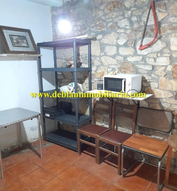 TERRENO DE 2.200 M2 CON DOS CASAS DE PIEDRA A REHABILTAR