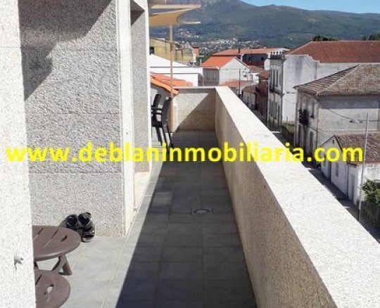 ÁTICO AMUEBLADO, CON TERRAZA, DOS PLAZAS DE GARAJE Y TRASTERO