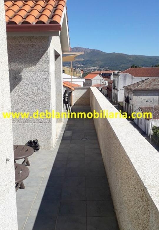 ÁTICO AMUEBLADO, CON TERRAZA, DOS PLAZAS DE GARAJE Y TRASTERO