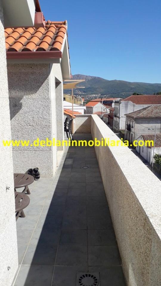 176604733600100168092_176604727787 ÁTICO AMUEBLADO, CON TERRAZA, DOS PLAZAS DE GARAJE Y TRASTERO
