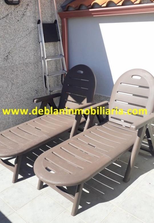 ÁTICO AMUEBLADO, CON TERRAZA, DOS PLAZAS DE GARAJE Y TRASTERO
