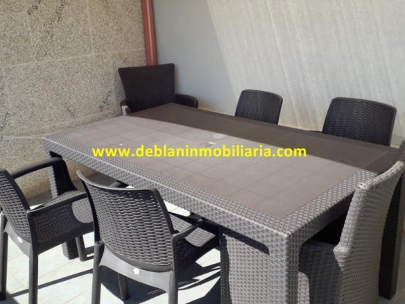 ÁTICO AMUEBLADO, CON TERRAZA, DOS PLAZAS DE GARAJE Y TRASTERO