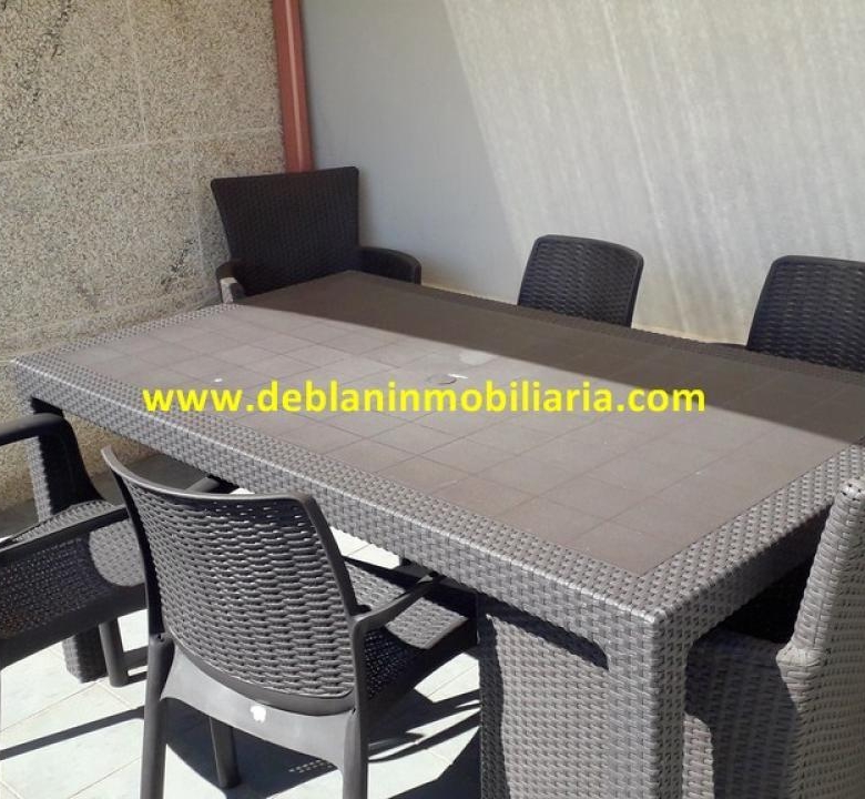 ÁTICO AMUEBLADO, CON TERRAZA, DOS PLAZAS DE GARAJE Y TRASTERO