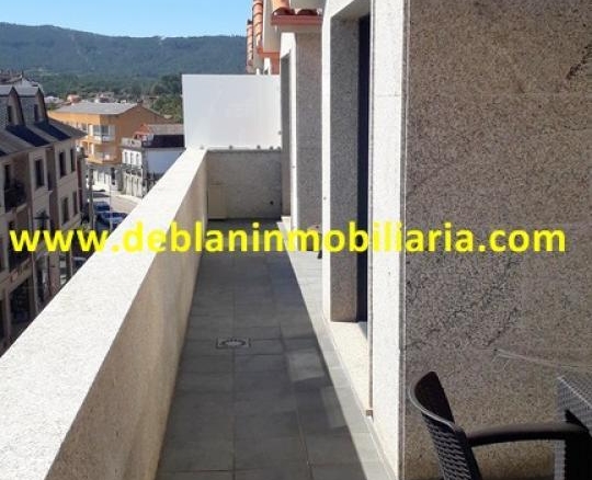 ÁTICO AMUEBLADO, CON TERRAZA, DOS PLAZAS DE GARAJE Y TRASTERO