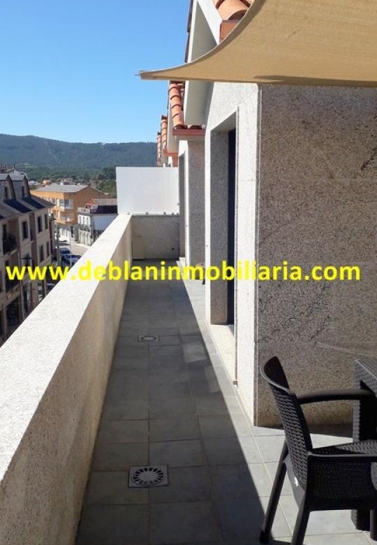 ÁTICO AMUEBLADO, CON TERRAZA, DOS PLAZAS DE GARAJE Y TRASTERO
