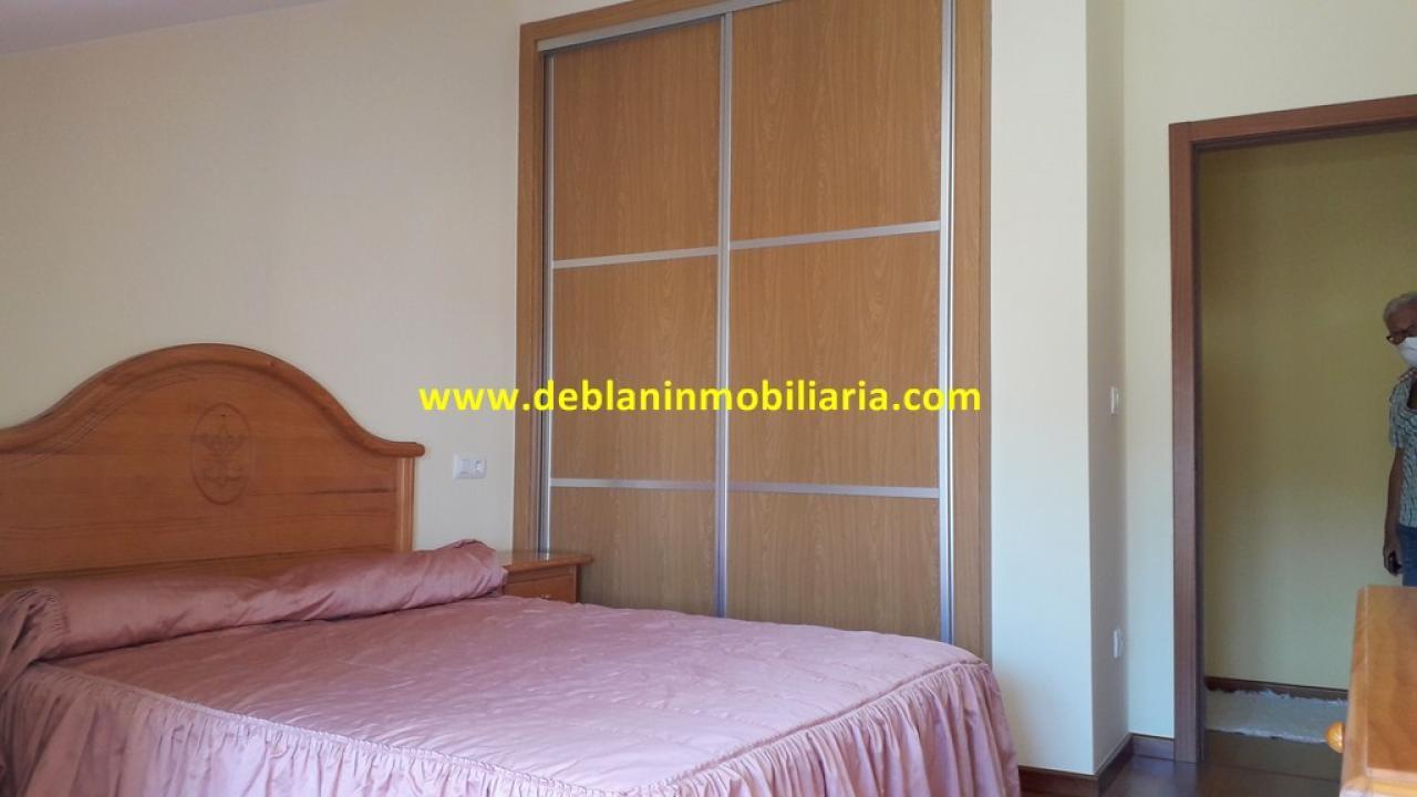 176604733936800168092_176604727803 ÁTICO AMUEBLADO, CON TERRAZA, DOS PLAZAS DE GARAJE Y TRASTERO