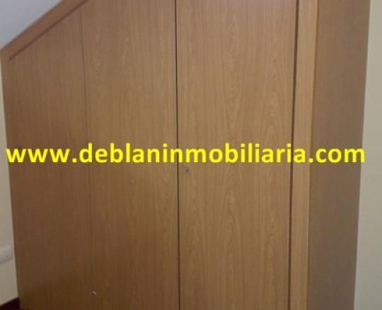 ÁTICO AMUEBLADO, CON TERRAZA, DOS PLAZAS DE GARAJE Y TRASTERO