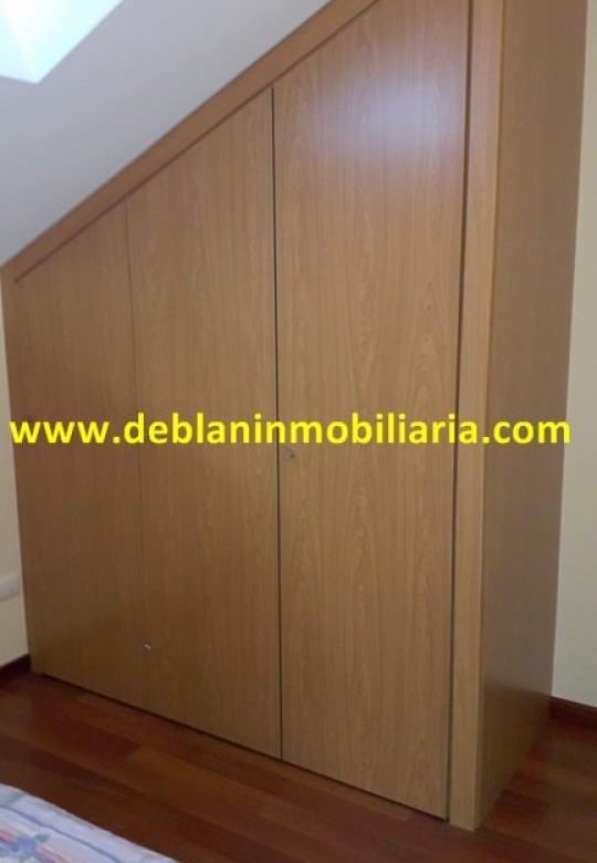 ÁTICO AMUEBLADO, CON TERRAZA, DOS PLAZAS DE GARAJE Y TRASTERO