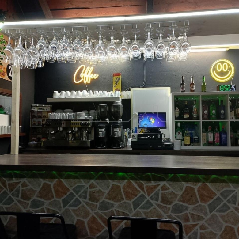 Local cerca av de la Aurora