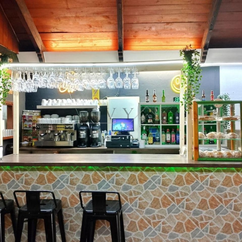 Local cerca av de la Aurora