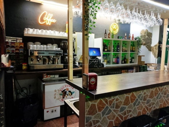 Local cerca av de la Aurora