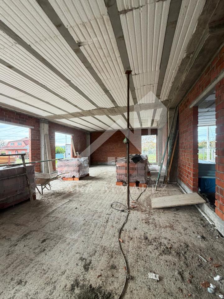 SE VENDE CASA CON JARDÍN EN LA ZONA DE MOURENTE PRÓXIMO A PONTEVEDRA