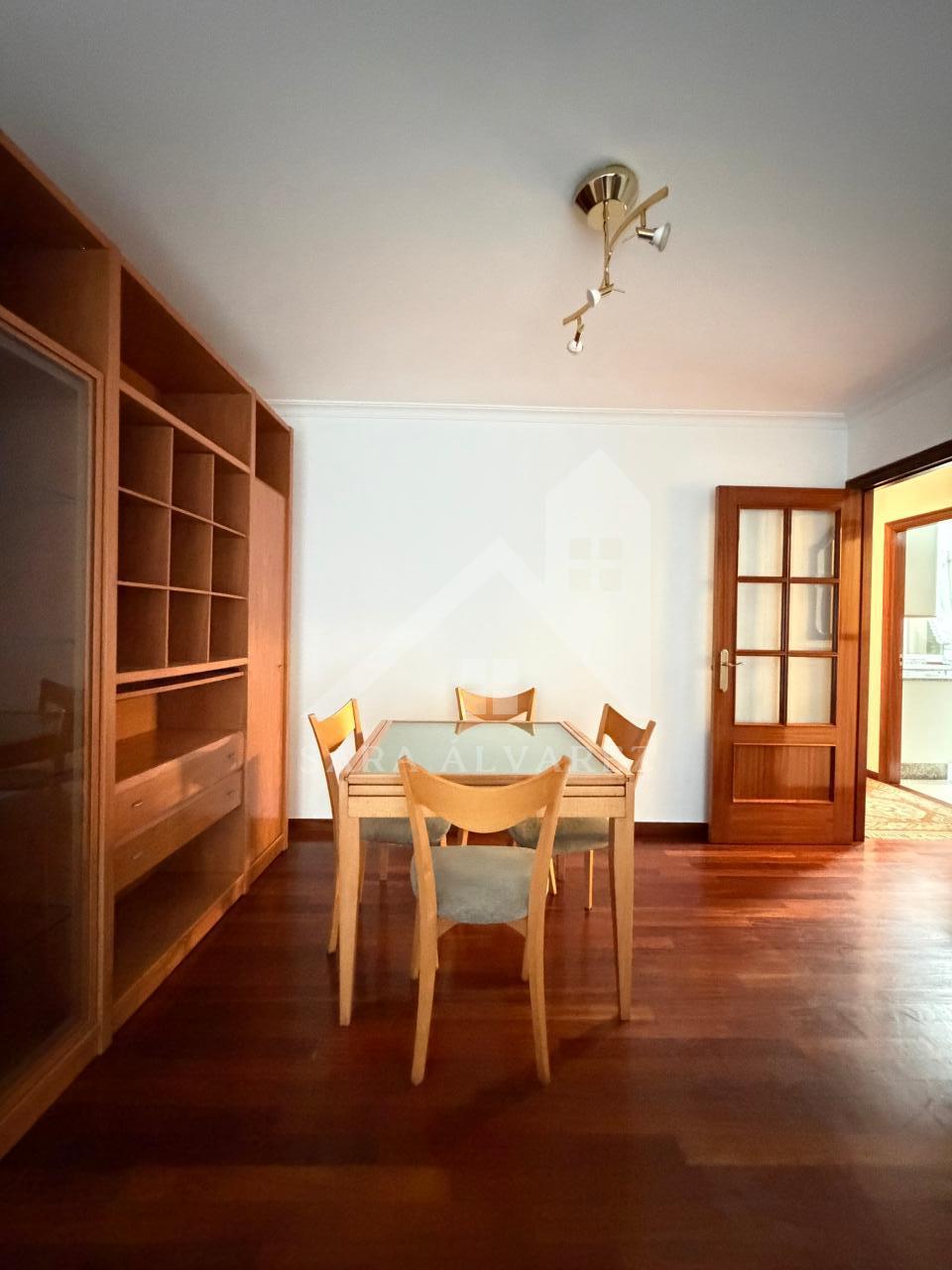 SE ALQUILA LUMINOSO APARTAMENTO DE DOS HABITACIONES CON 2 PLAZAS DE GARAJE  EN JUAN BAUSTISTA ANDRADE ZONA PASARON