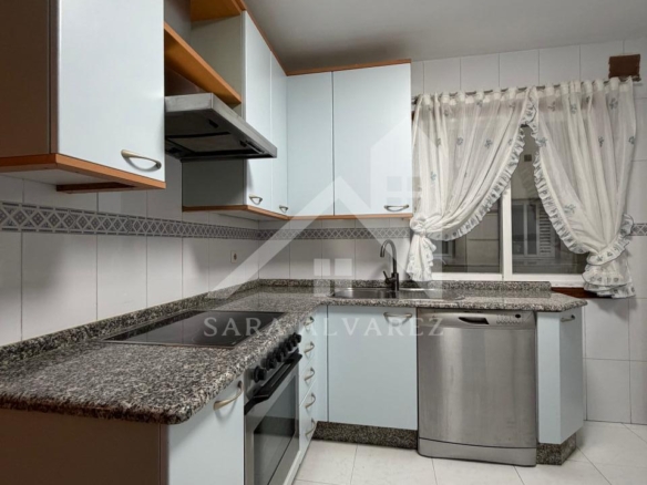 SE ALQUILA LUMINOSO APARTAMENTO DE DOS HABITACIONES CON 2 PLAZAS DE GARAJE  EN JUAN BAUSTISTA ANDRADE ZONA PASARON