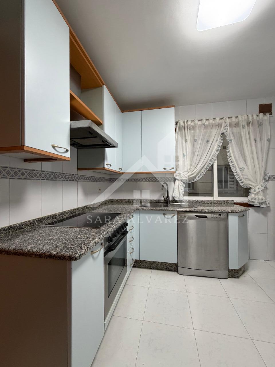 SE ALQUILA LUMINOSO APARTAMENTO DE DOS HABITACIONES CON 2 PLAZAS DE GARAJE  EN JUAN BAUSTISTA ANDRADE ZONA PASARON