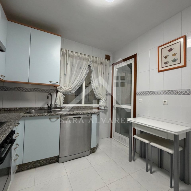 SE ALQUILA LUMINOSO APARTAMENTO DE DOS HABITACIONES CON 2 PLAZAS DE GARAJE  EN JUAN BAUSTISTA ANDRADE ZONA PASARON