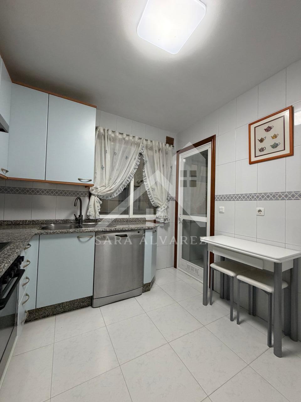 SE ALQUILA LUMINOSO APARTAMENTO DE DOS HABITACIONES CON 2 PLAZAS DE GARAJE  EN JUAN BAUSTISTA ANDRADE ZONA PASARON