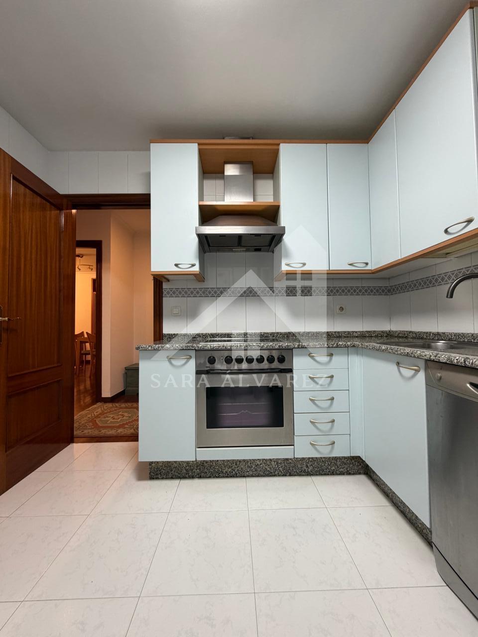 SE ALQUILA LUMINOSO APARTAMENTO DE DOS HABITACIONES CON 2 PLAZAS DE GARAJE  EN JUAN BAUSTISTA ANDRADE ZONA PASARON