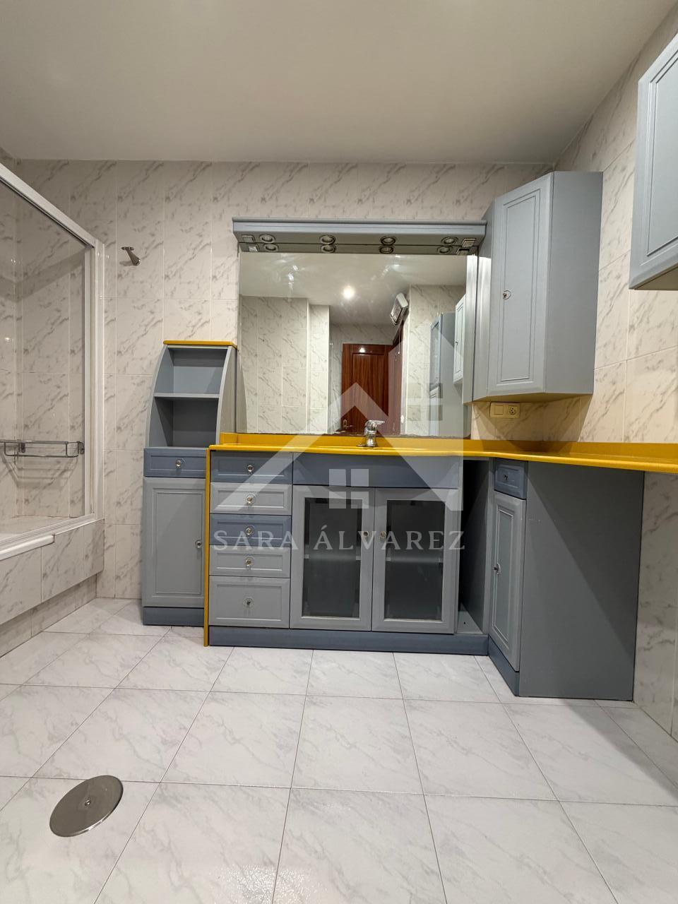 SE ALQUILA LUMINOSO APARTAMENTO DE DOS HABITACIONES CON 2 PLAZAS DE GARAJE  EN JUAN BAUSTISTA ANDRADE ZONA PASARON