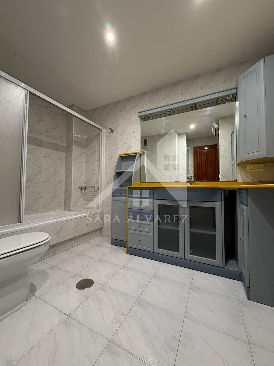 SE ALQUILA LUMINOSO APARTAMENTO DE DOS HABITACIONES CON 2 PLAZAS DE GARAJE  EN JUAN BAUSTISTA ANDRADE ZONA PASARON