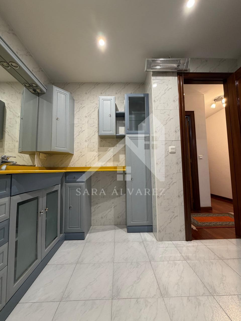 SE ALQUILA LUMINOSO APARTAMENTO DE DOS HABITACIONES CON 2 PLAZAS DE GARAJE  EN JUAN BAUSTISTA ANDRADE ZONA PASARON