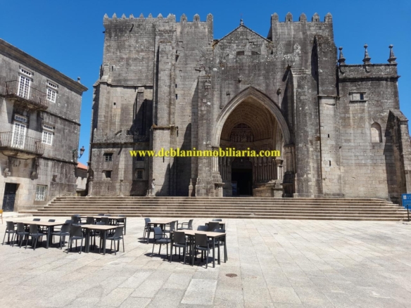 SE ALQUILA LOCAL COMERCIAL LÓBREGO A 50m DE LA CATEDRAL EN TUI