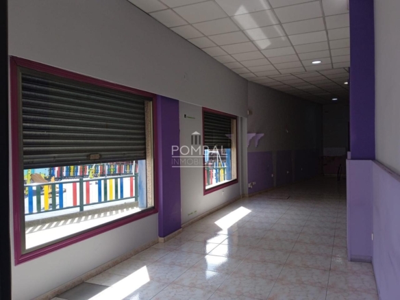 Amplio local en alquiler en calle comercial