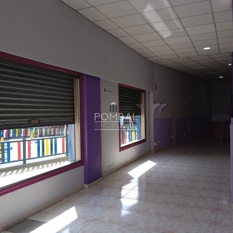 Amplio local en alquiler en calle comercial