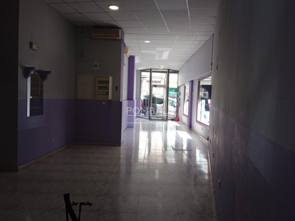 Amplio local en alquiler en calle comercial