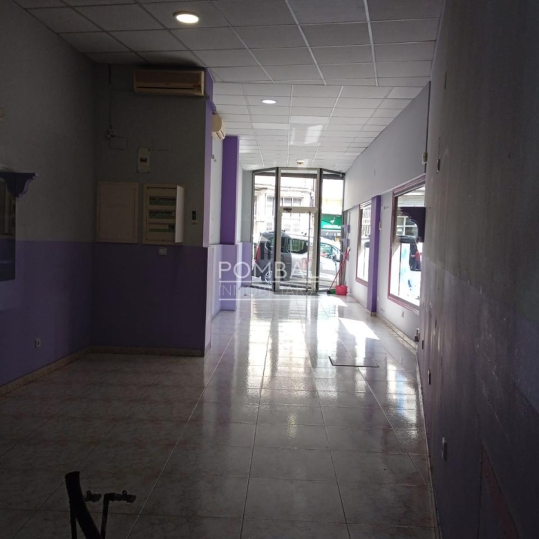Amplio local en alquiler en calle comercial