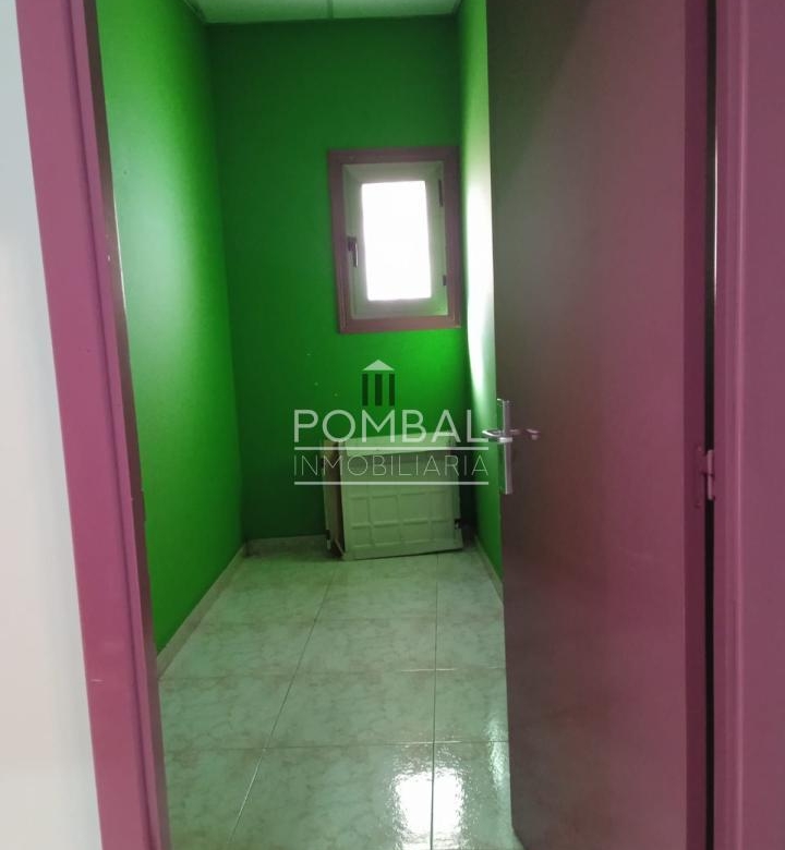 Amplio local en alquiler en calle comercial