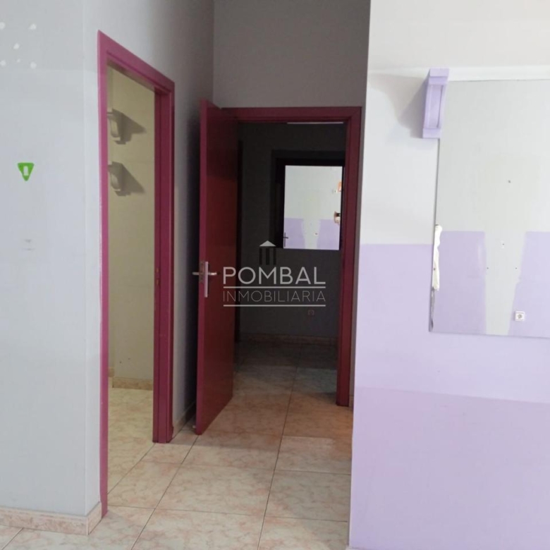 Amplio local en alquiler en calle comercial