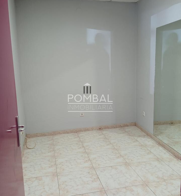 Amplio local en alquiler en calle comercial