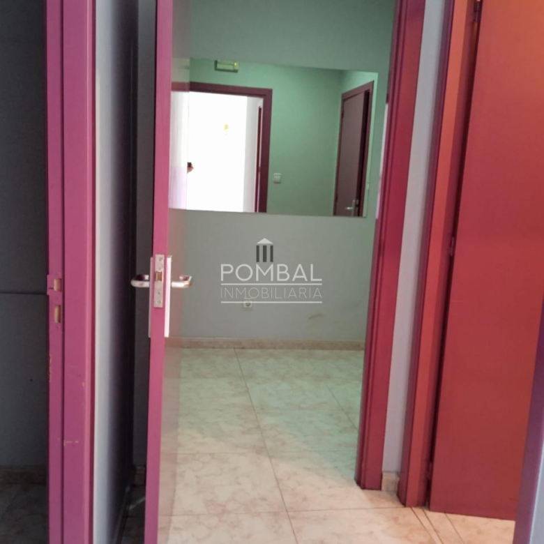 Amplio local en alquiler en calle comercial