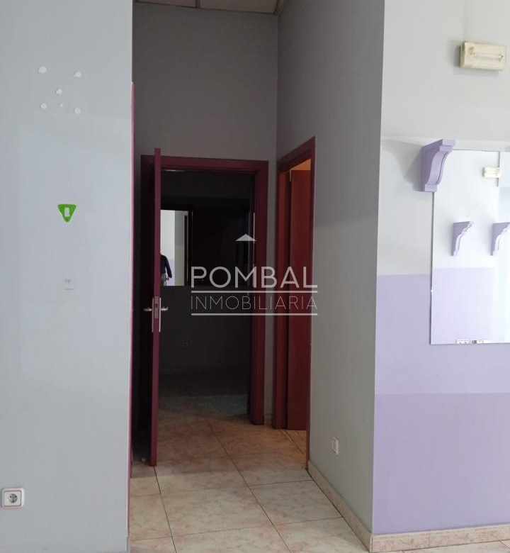 Amplio local en alquiler en calle comercial