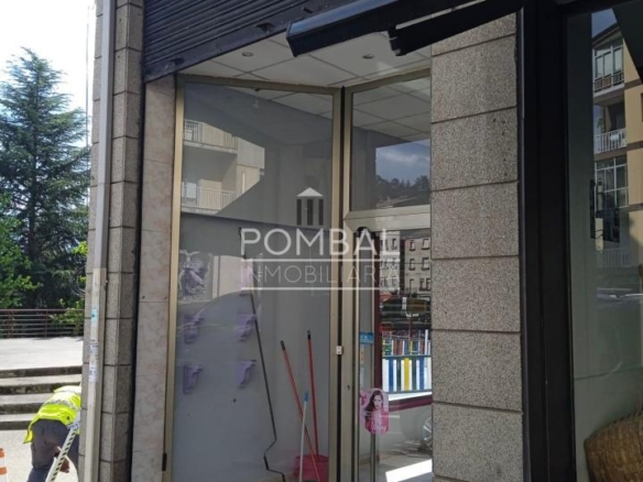 Amplio local en alquiler en calle comercial