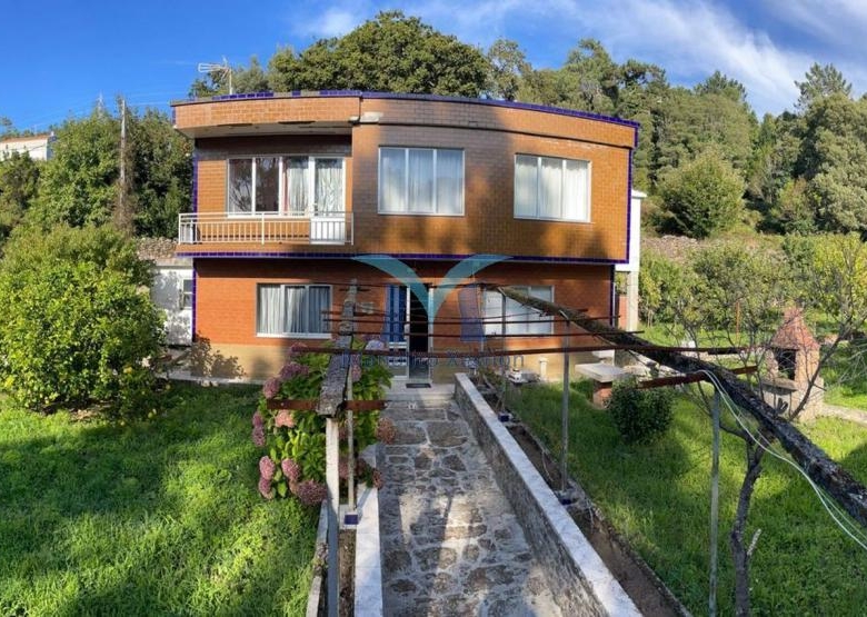 Casa con Parcela Cerrada en Ameixenda – Cee