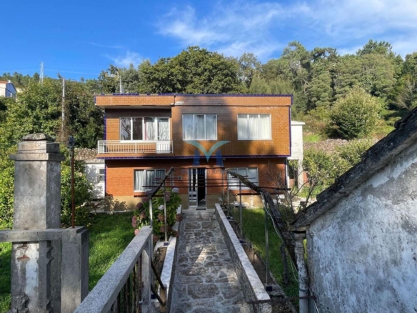 Casa con Parcela Cerrada en Ameixenda – Cee