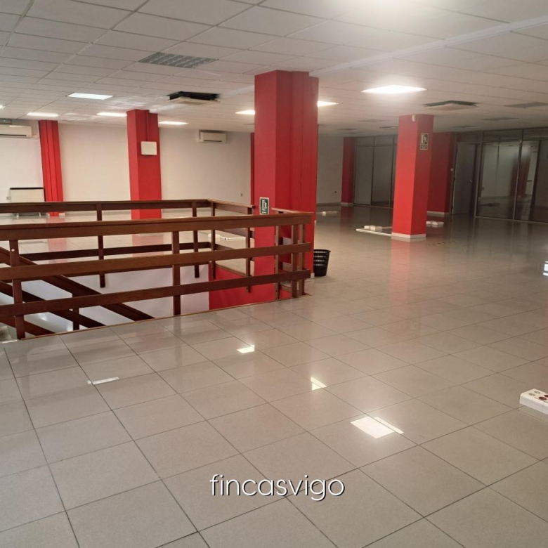 Entreplanta con varios despachos de oficinas.