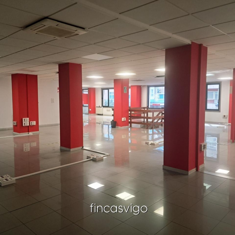 Entreplanta con varios despachos de oficinas.